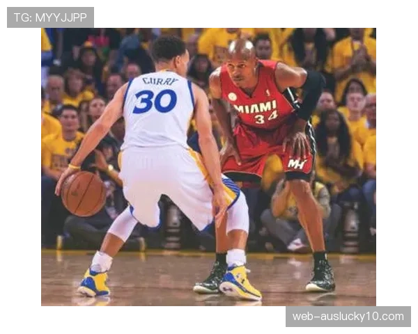 斯蒂芬·库里在距离篮筐40英尺处命中压哨半场三分