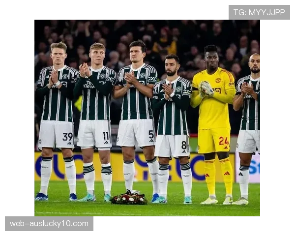 特写镜头:老特拉福德全场高唱查尔顿爵士之歌 特写镜头:老特拉福德全场高唱查尔顿爵士之歌