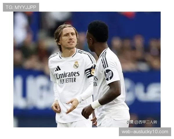 特写：老将莫德里奇替补登场，用经验掌控最后十分钟的比赛节奏