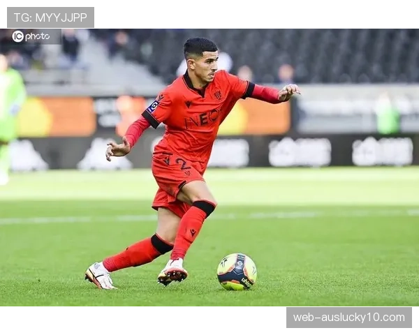 半场战报:兰斯0-0昂热,双方合计仅一次射正 半场战报:兰斯0-0昂热,双方合计仅一次射正